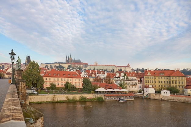 Vista lejana de la Catedral de Praga desde el Puente de Carlos