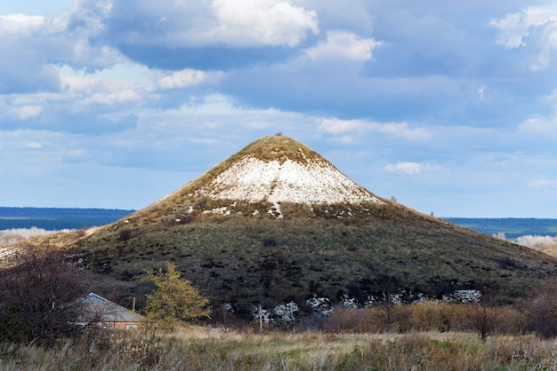 Vista lejana de chalk butte hill en otoño