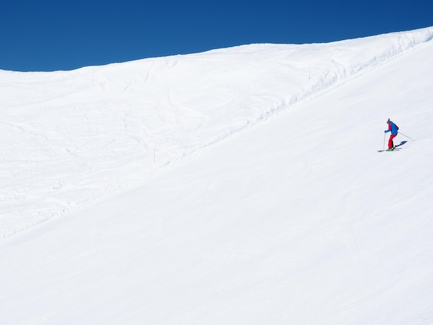 Vista lejana de una persona esquiando en la nieve