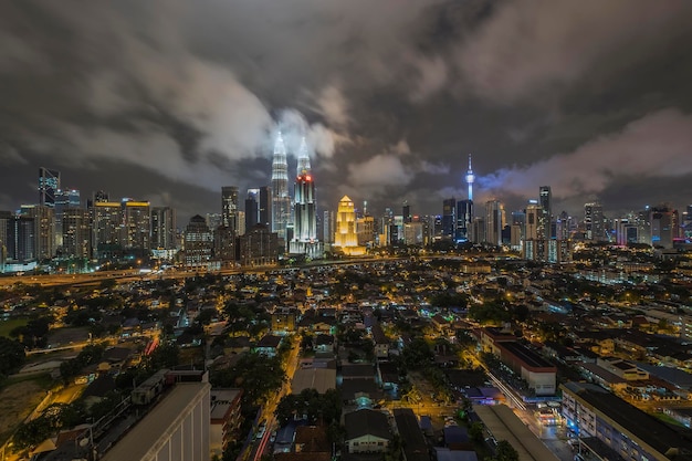 Vista lejana de las torres de Petronas en la ciudad iluminada por la noche