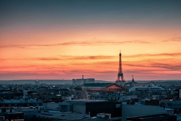 Vista, ligado, torre eiffel, em, pôr do sol