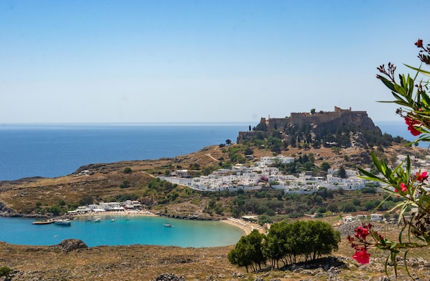 Vista de Lindos y la antigua acrópolis en la colina Rodas Grecia