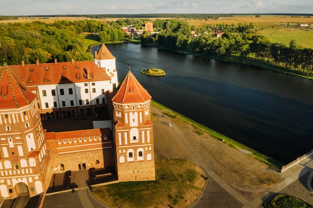 Vista desde lo alto del castillo medieval MIR en un clima soleado de verano