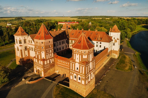 Vista desde lo alto del castillo medieval MIR en un clima soleado de verano