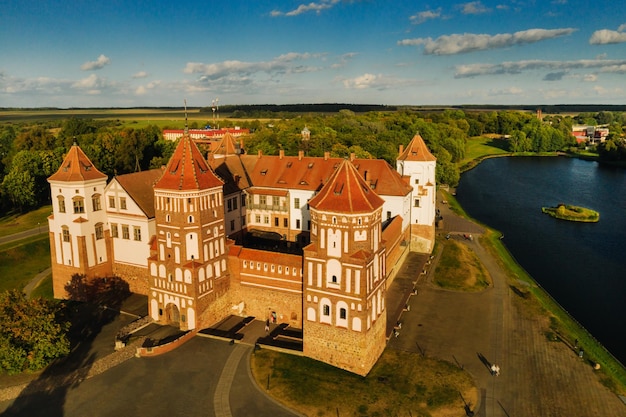 Vista desde lo alto del castillo medieval MIR en un clima soleado de verano