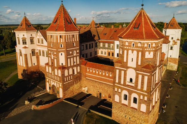 Vista desde lo alto del castillo medieval MIR en un clima soleado de verano