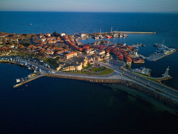 Vista desde lo alto de la ciudad de Nessebar con casas y parques bañados por el Mar Negro en Bulgaria