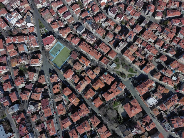 Vista desde lo alto de la ciudad de Pomorie con muchos autos, casas y hoteles