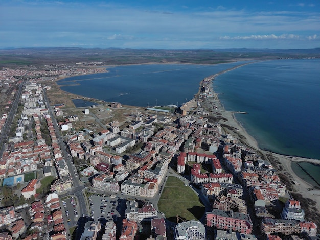 Vista desde lo alto de la ciudad de Pomorie, que se encuentra en la península de Bulgaria y está bañada por el Mar Negro