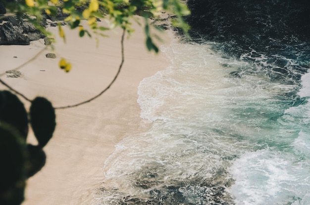 La vista desde lo alto de las hermosas olas de la playa de arena blanca