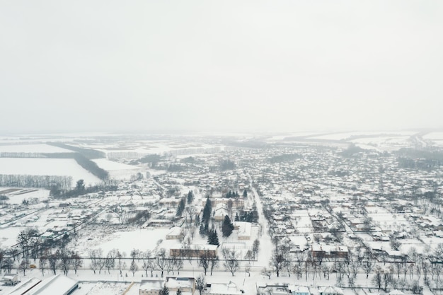 Vista desde lo alto de un pequeño pueblo en invierno Pueblo cubierto de nieve Casas y caminos nevados Clima de febrero en Ucrania