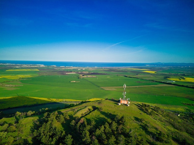 Una vista desde lo alto de los prados y laderas de las montañas de los Balcanes bajo la luz del día en Bulgaria