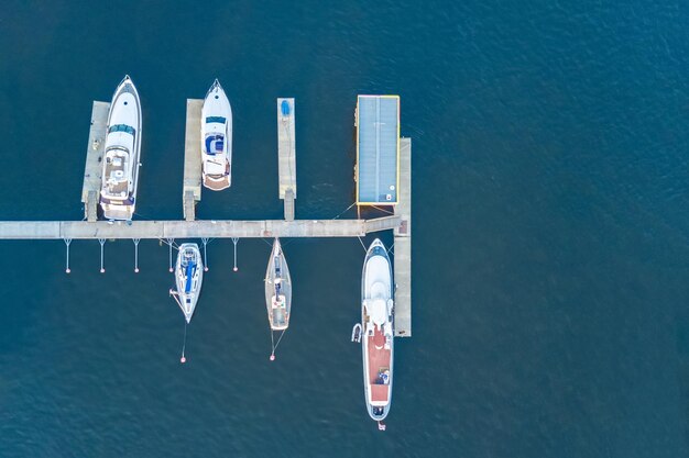 Vista desde lo alto del puerto deportivo