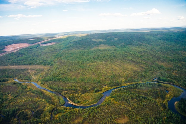 Vista desde lo alto de la taiga con un río en siveria