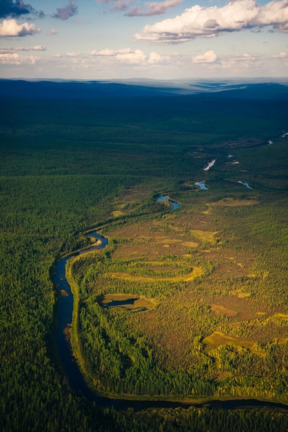 Vista desde lo alto de la taiga con un río en siveria