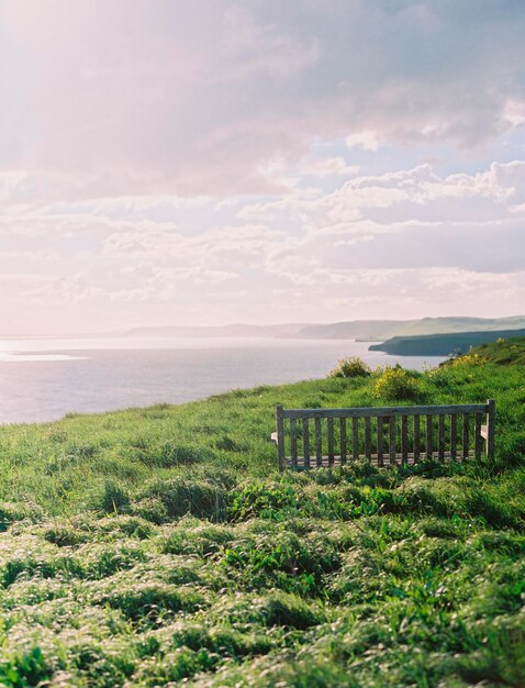 Una vista a lo largo de los acantilados de hierba de la costa del sur de Inglaterra Vista al mar