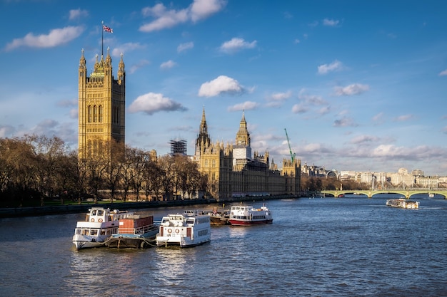 Vista a lo largo del río Támesis hasta las Casas del Parlamento