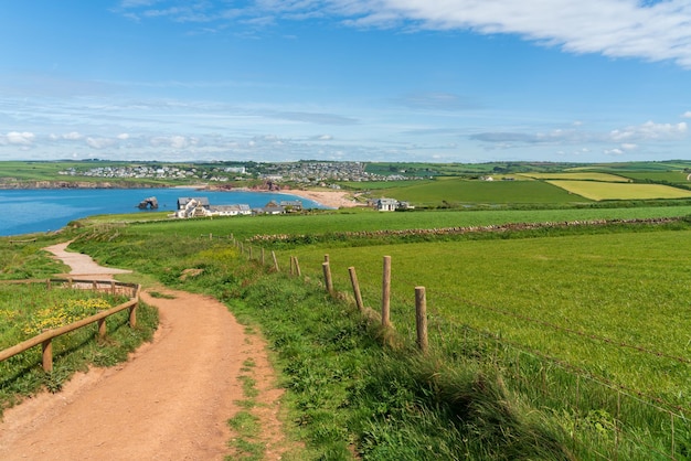 Vista a lo largo de la ruta costera suroeste hacia Thurlestone en Devon