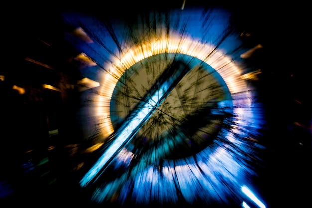 Foto vista de luces borrosas iluminadas por la noche