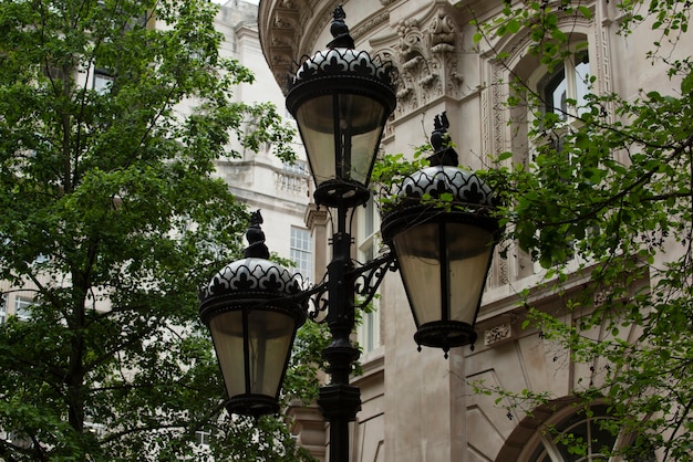 Vista de las luces de la calle en la ciudad de Londres