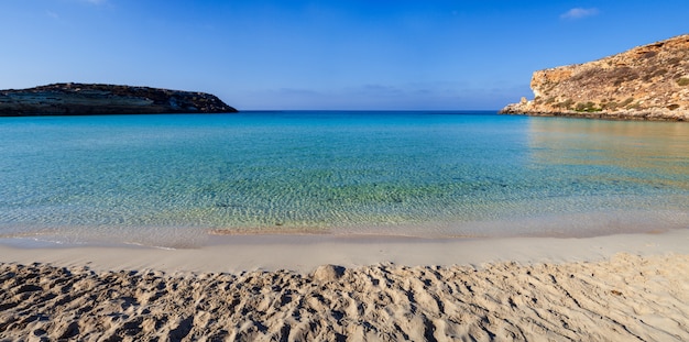 Vista del lugar de mar más famoso de Lampedusa llamado Spiaggia dei conigli,