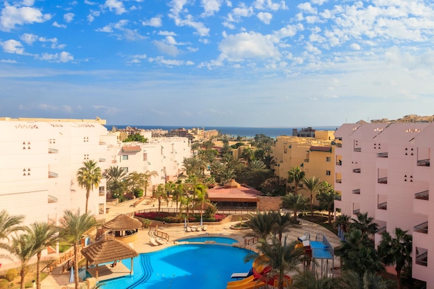 Vista del lujoso hotel con piscina y mar rojo