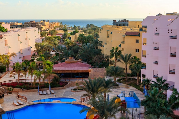 Vista del lujoso hotel con piscina y mar rojo