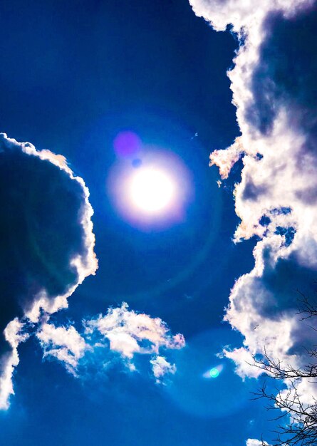 Foto vista de la luna en ángulo bajo en el cielo azul