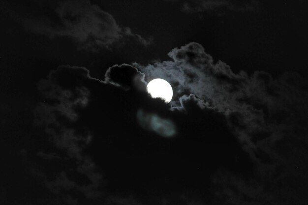Foto vista de la luna en ángulo bajo en un cielo nublado