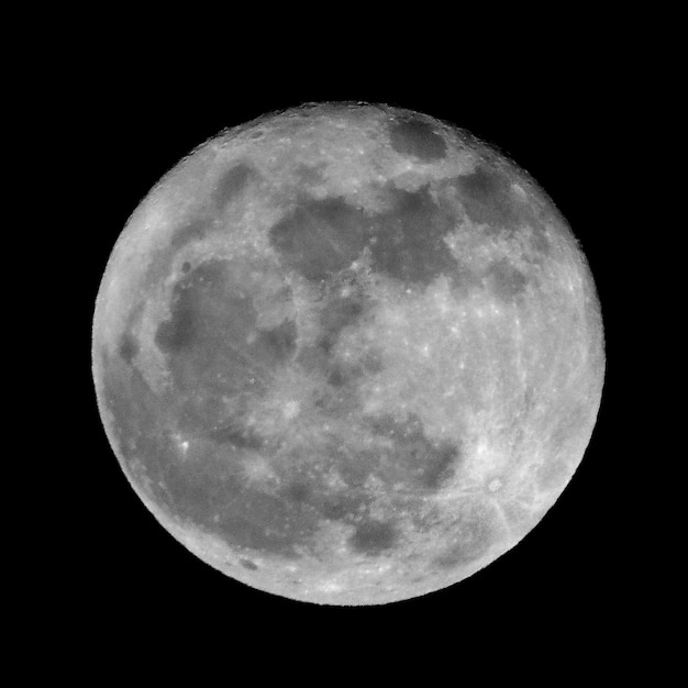 Vista de la luna en bajo ángulo contra un cielo despejado por la noche