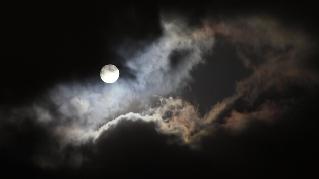 Foto vista de la luna en el cielo desde un ángulo bajo