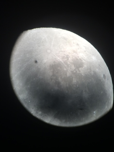 Vista de la luna en el cielo desde un ángulo bajo