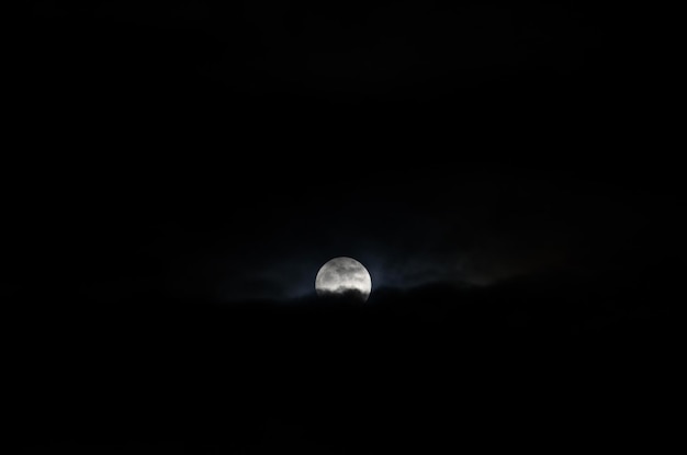 Foto vista de la luna en el cielo nocturno desde un ángulo bajo