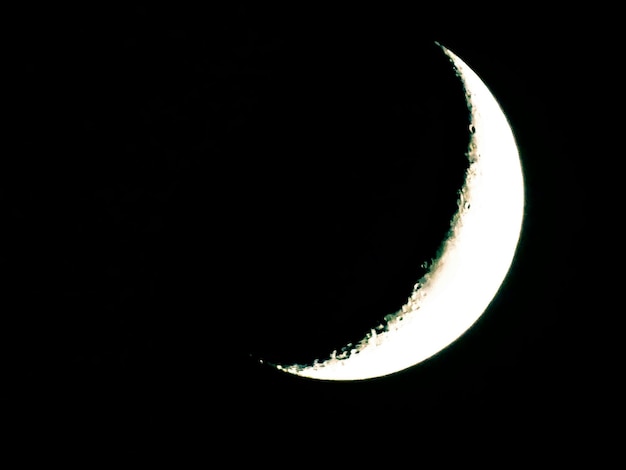 Foto vista de la luna en la oscuridad en ángulo bajo