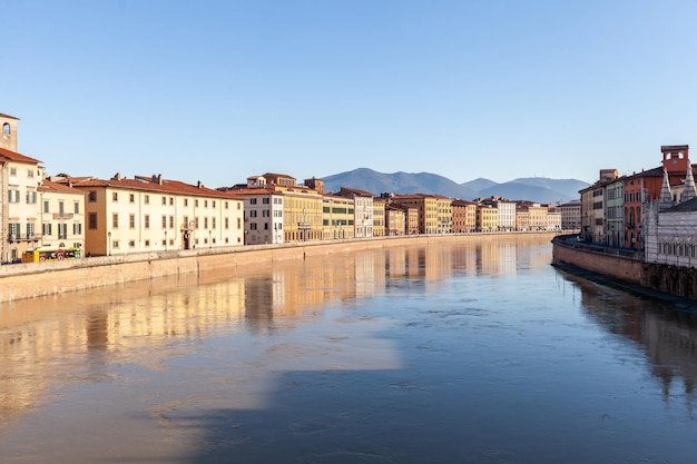 Vista de Lungarno en la ciudad de Pisa