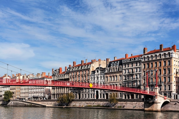 Vista de Lyon con el río Saona y la famosa pasarela roja