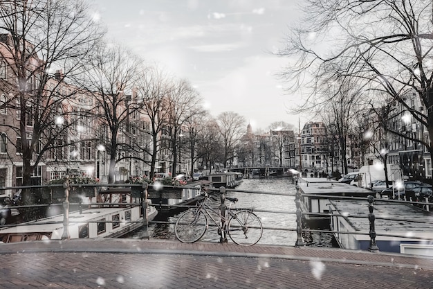 Vista maçante de amsterdã na neve do inverno