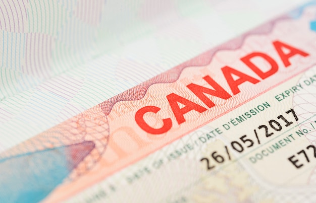 Vista macra de una visa canadiense en el pasaporte de Tailandia.