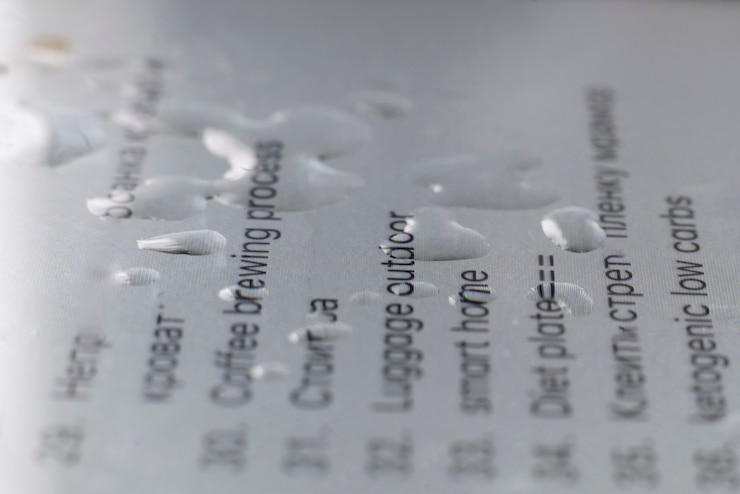 Foto la vista macro de burbujas de agua en la pantalla de píxeles de la superficie del dispositivo con texto, tecnología colnept