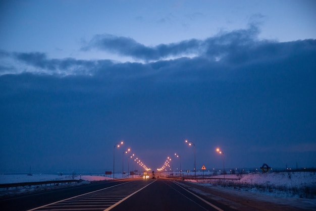 Vista de la madrugada en la carretera nevada de invierno