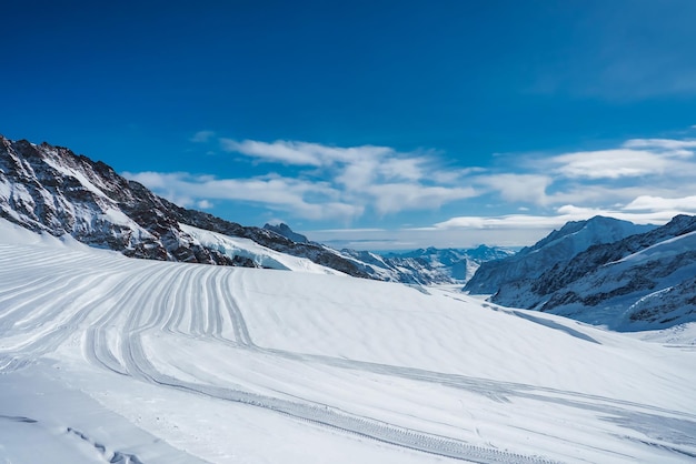 Vista mágica de las montañas de los alpes en suiza vista desde un helicóptero en los alpes suizos