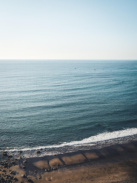 Vista mais alta da playa del Arenal em Tenerife durante uma tarde despejada