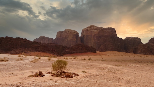 Vista majestosa do deserto de Wadi Rum, Jordânia O Vale da Lua