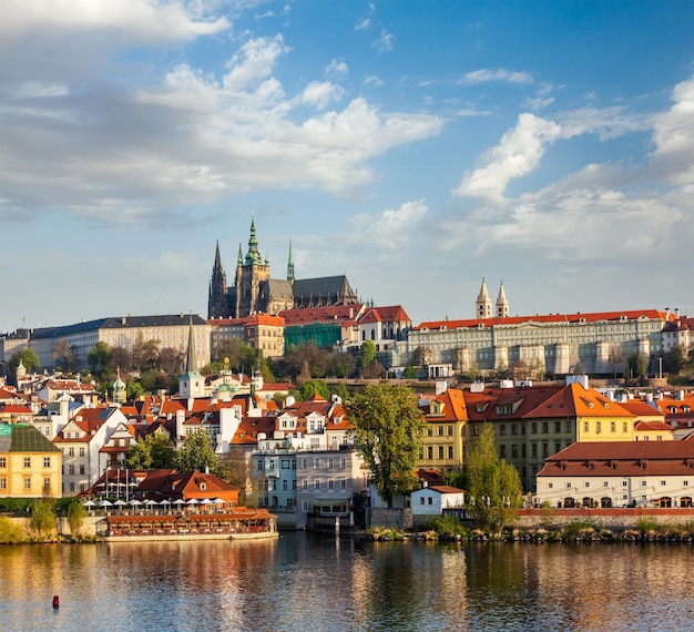 Vista de Mala Strana y el castillo de Praga sobre el río Vltava