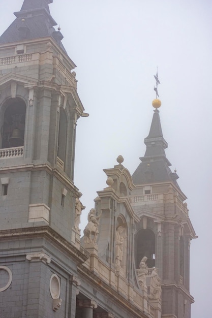 Vista de la mañana de la Catedral de la Almudena en Madrid con niebla