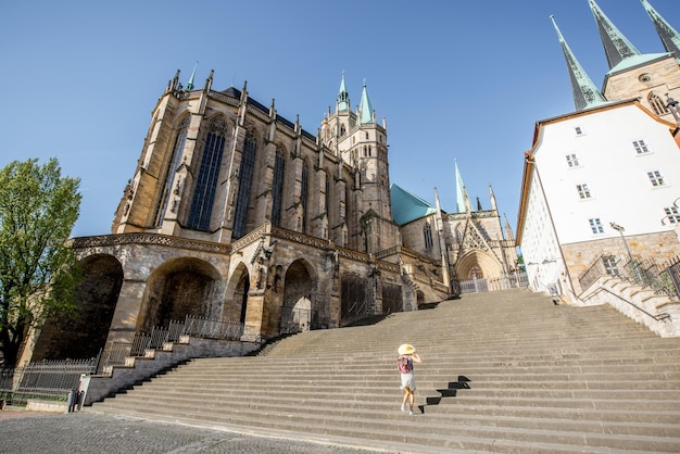 Vista de la mañana en la catedral Mary Domberg con mujer turista en la ciudad de Erfurt, Alemania