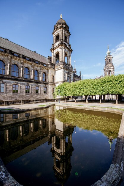 Vista de la mañana en el edificio del Tribunal de Apelación con fuente en la terraza Bruhl en la ciudad de Dresde, Alemania