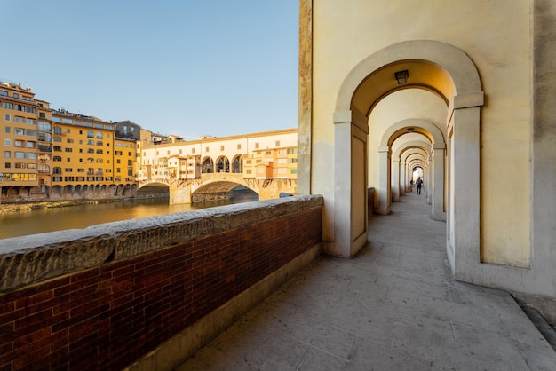 Vista de la mañana en el famoso puente viejo y arcada en florencia, italia