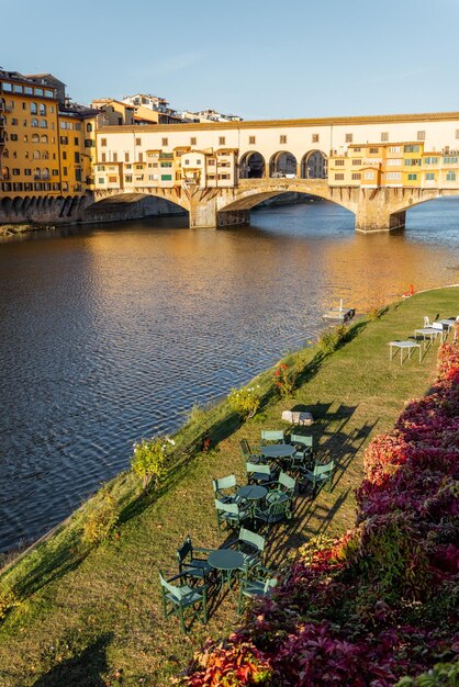 Vista de la mañana en el famoso puente viejo en florencia italia