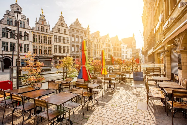 Vista de la mañana en el Grote Markt con un café en la terraza en el centro de la ciudad de Amberes, Bélgica